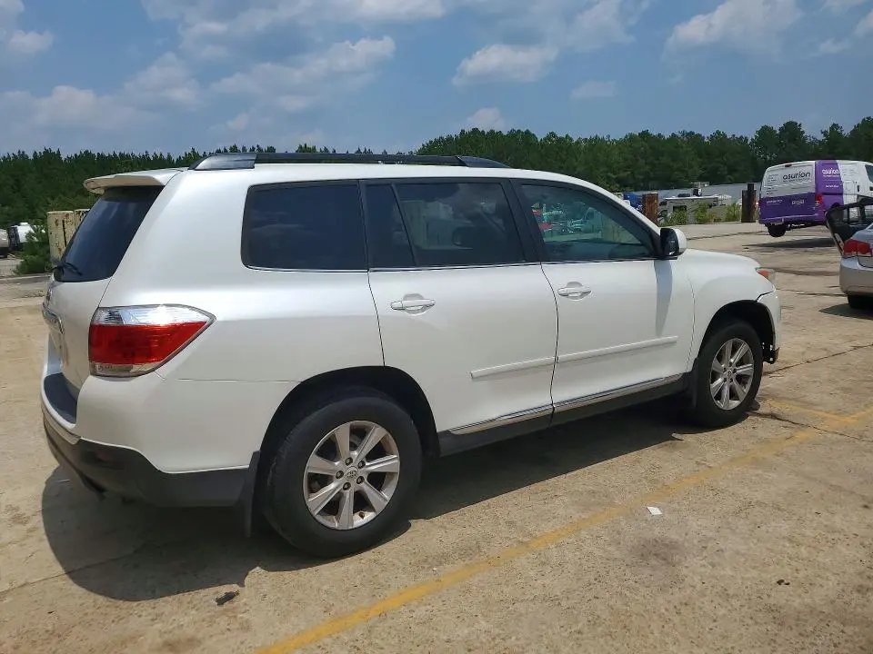 2011 TOYOTA HIGHLANDER SE  
