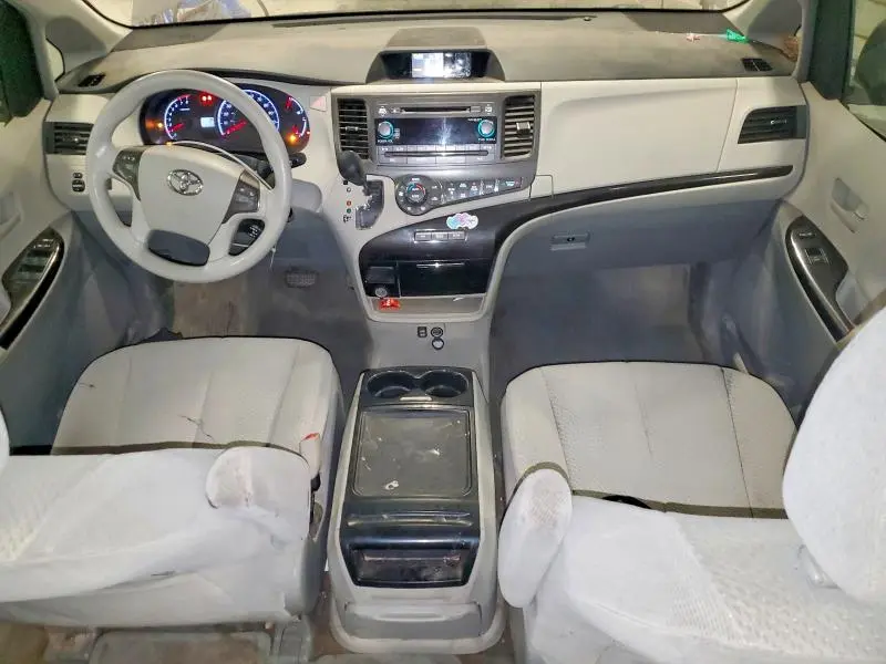 2013 TOYOTA SIENNA LE 8-PASSENGER  