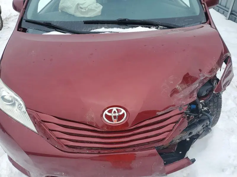 2015 TOYOTA SIENNA LE  