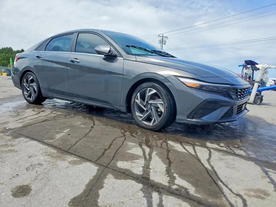 2024 HYUNDAI ELANTRA SEL  