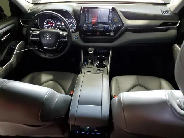 2022 TOYOTA HIGHLANDER XLE  