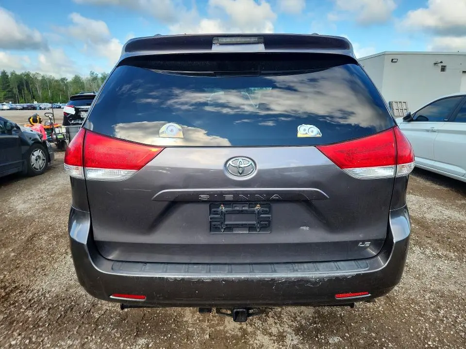2011 TOYOTA SIENNA LE  
