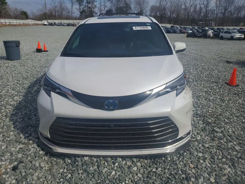 2025 TOYOTA SIENNA   