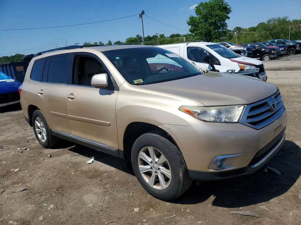 2011 TOYOTA HIGHLANDER SE  