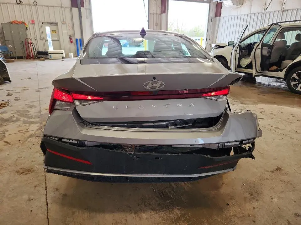 2025 HYUNDAI ELANTRA SE  