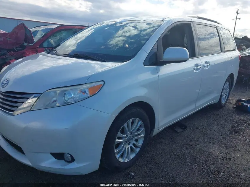 2016 TOYOTA SIENNA XLE 8 PASSENGER