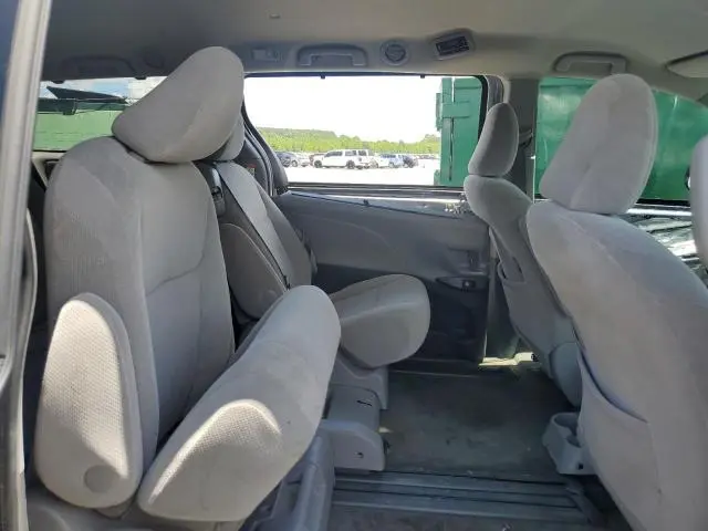 2017 TOYOTA SIENNA LE  