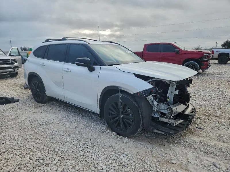 2024 TOYOTA HIGHLANDER LE  