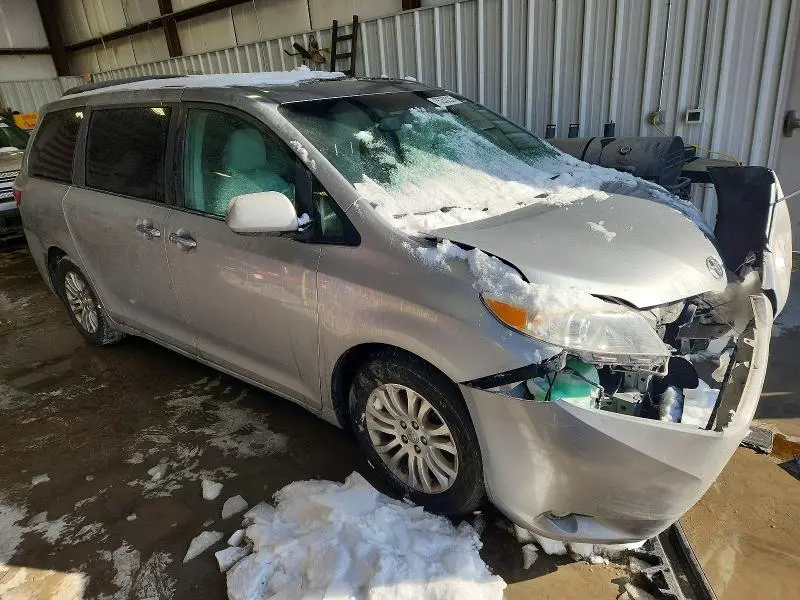 2015 TOYOTA SIENNA XLE  