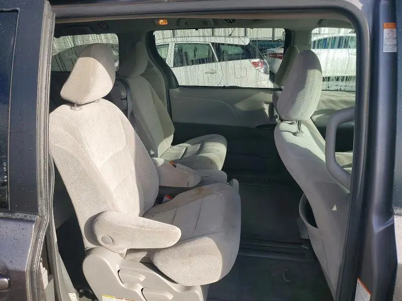 2018 TOYOTA SIENNA LE  