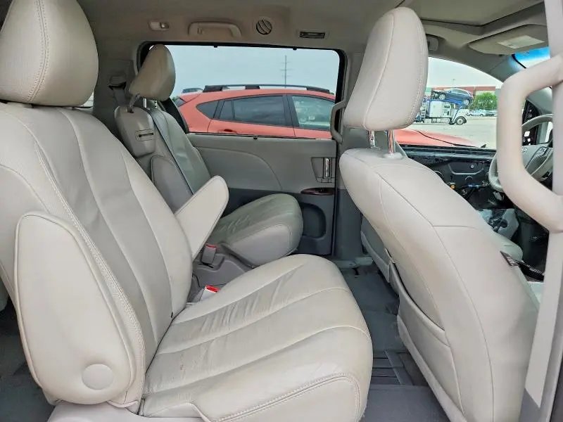 2014 TOYOTA SIENNA XLE 8-PASSENGER  