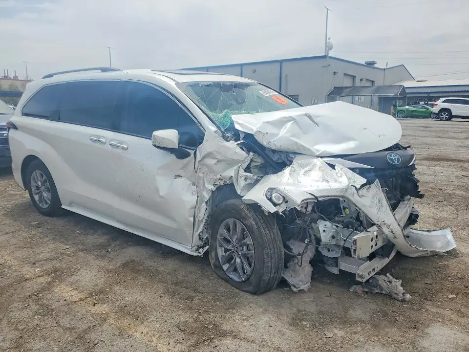 2022 TOYOTA SIENNA XLE  