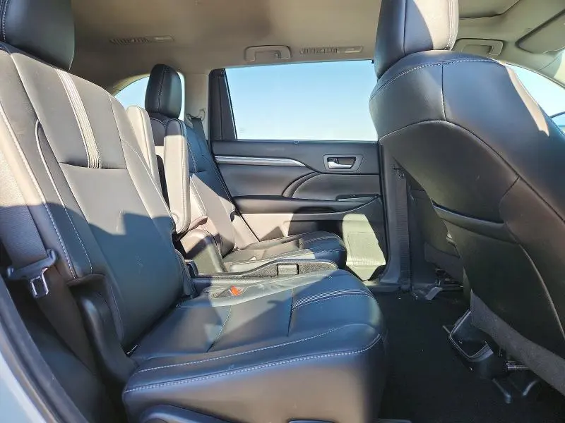 2018 TOYOTA HIGHLANDER SE  
