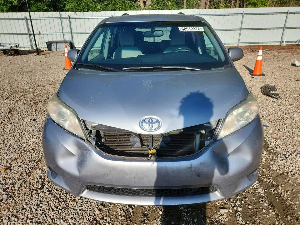 2015 TOYOTA SIENNA LE  