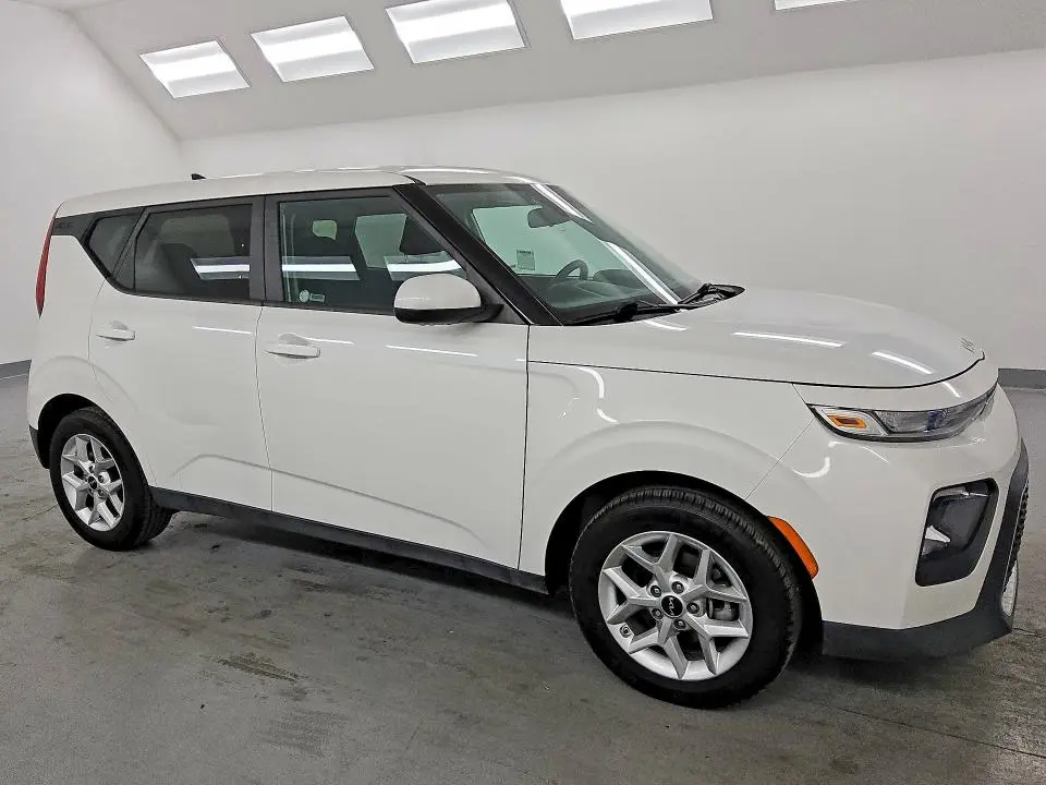 2022 KIA SOUL LX  