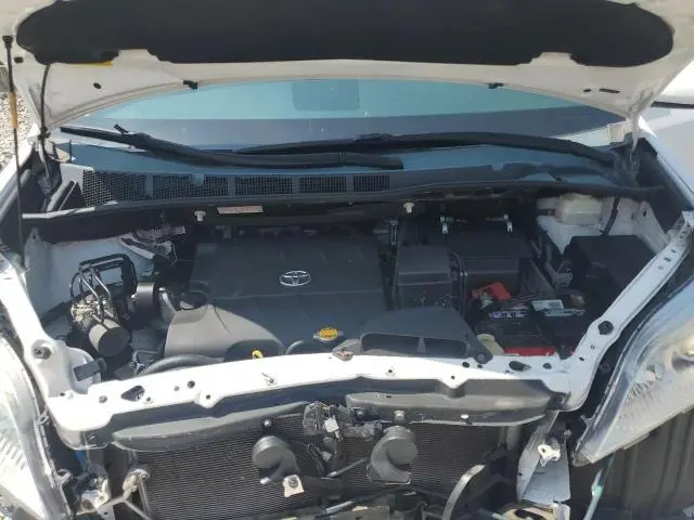 2013 TOYOTA SIENNA LE  