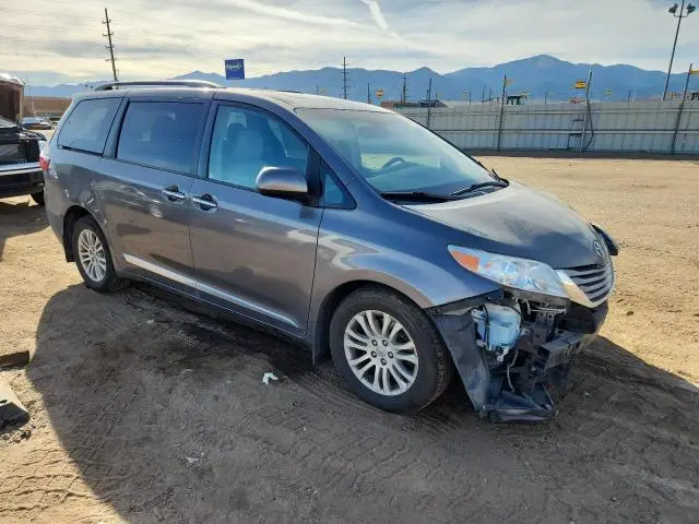 2017 TOYOTA SIENNA XLE  