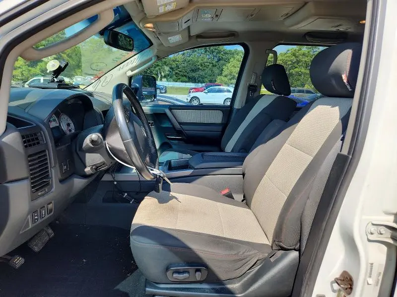 2011 NISSAN TITAN SV  