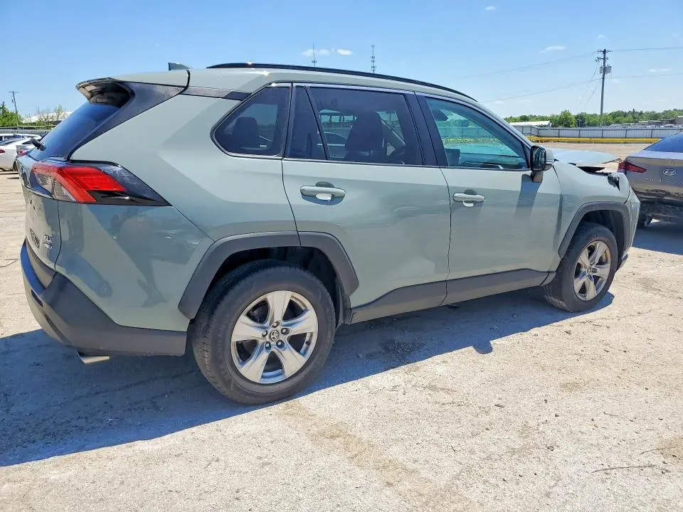 2021 TOYOTA RAV4 XLE  