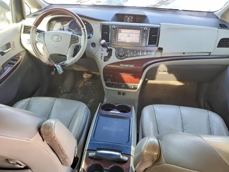 2011 TOYOTA SIENNA   