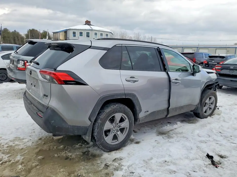 2025 TOYOTA RAV4 XLE  