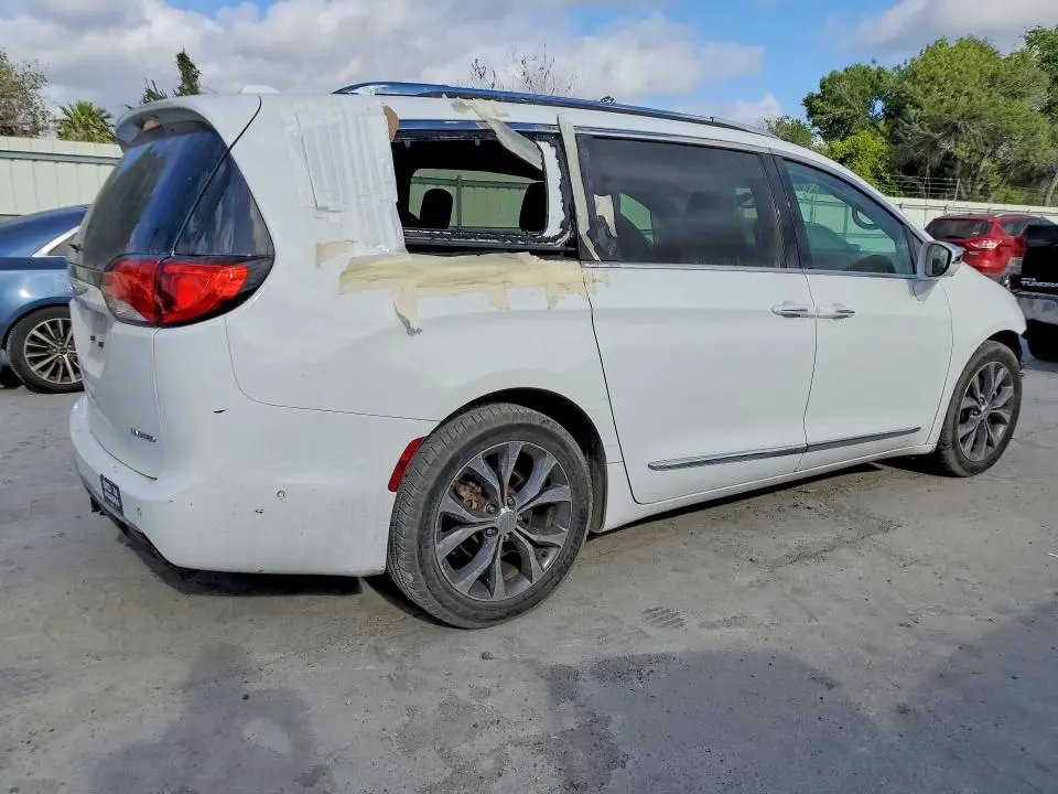 2017 CHRYSLER PACIFICA LIMITED  