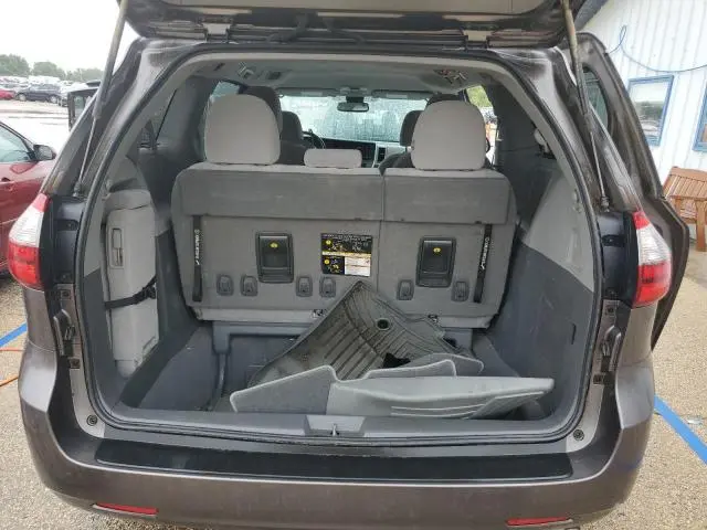 2020 TOYOTA SIENNA LE  