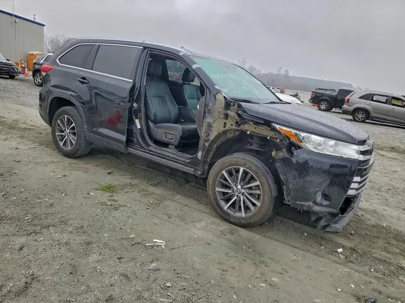 2019 TOYOTA HIGHLANDER SE  