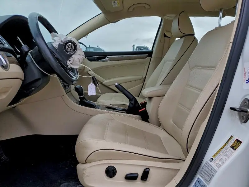 2016 VOLKSWAGEN PASSAT SE  