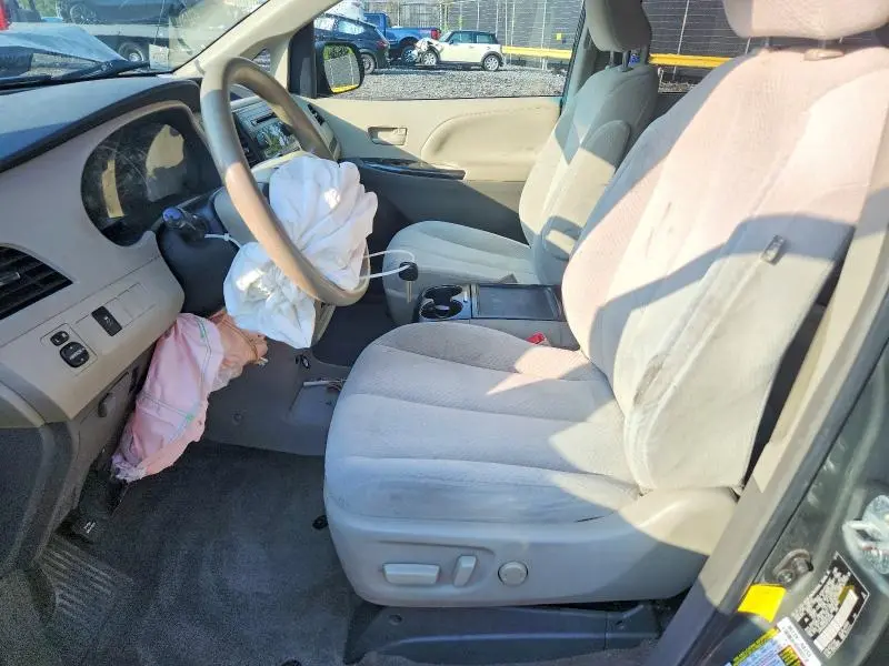 2013 TOYOTA SIENNA LE  