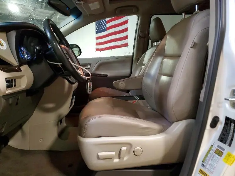 2016 TOYOTA SIENNA XLE PREMIUM 8-PASSENGER  
