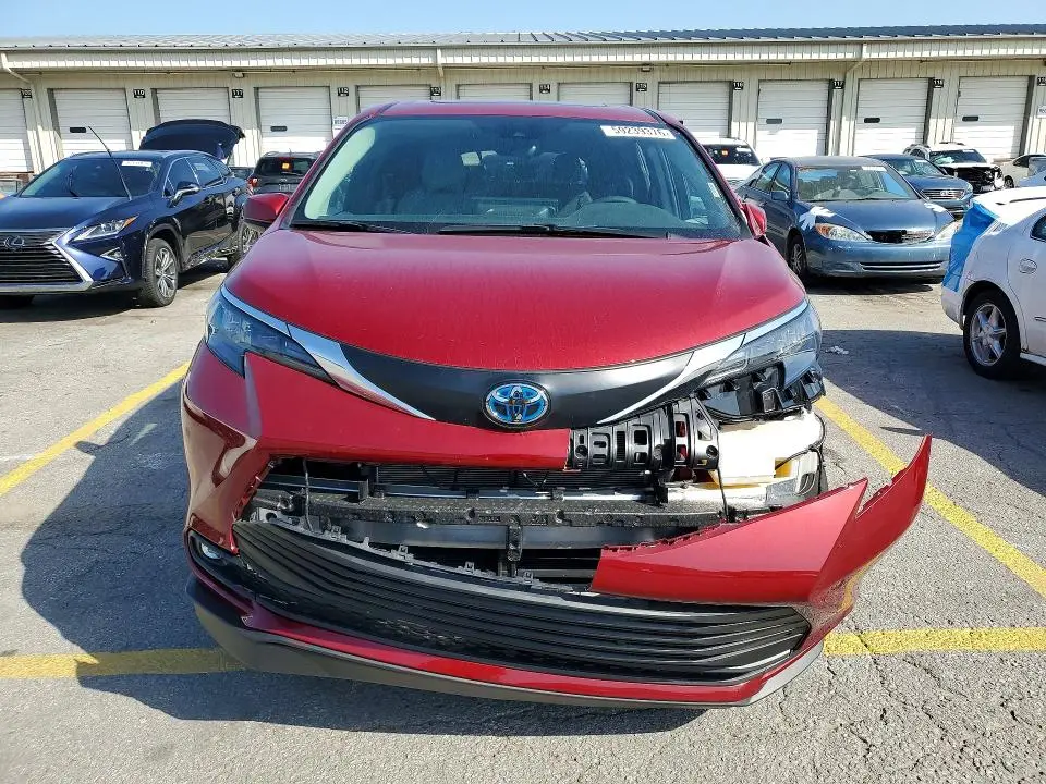2025 TOYOTA SIENNA XLE 8-PASSENGER  