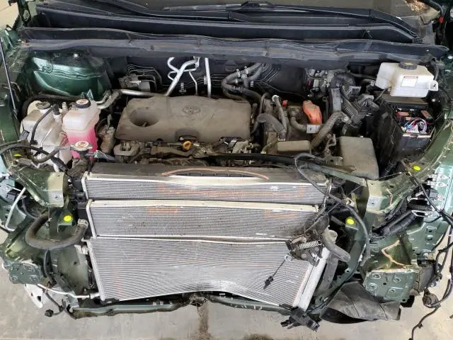 2021 TOYOTA SIENNA XLE  
