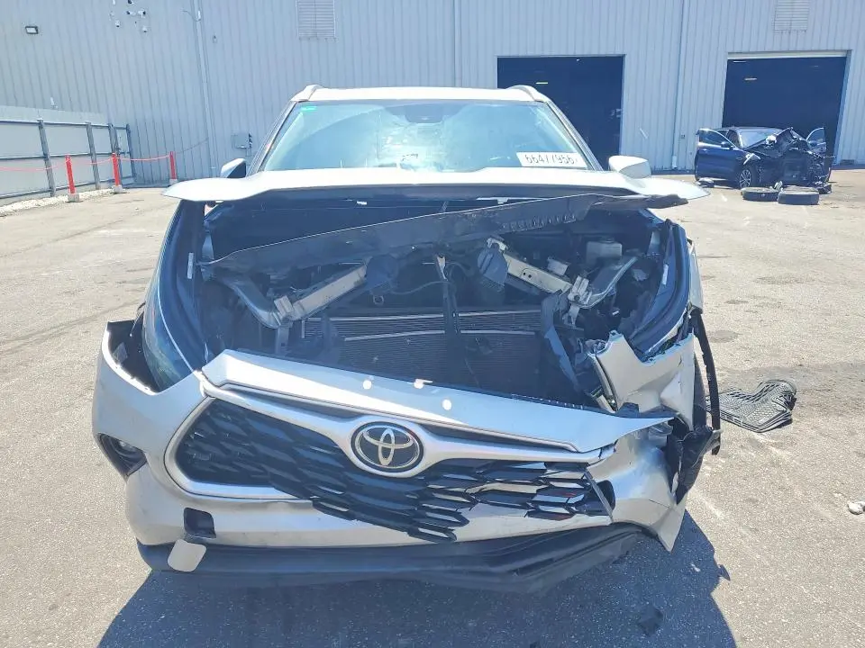 2022 TOYOTA HIGHLANDER XLE  