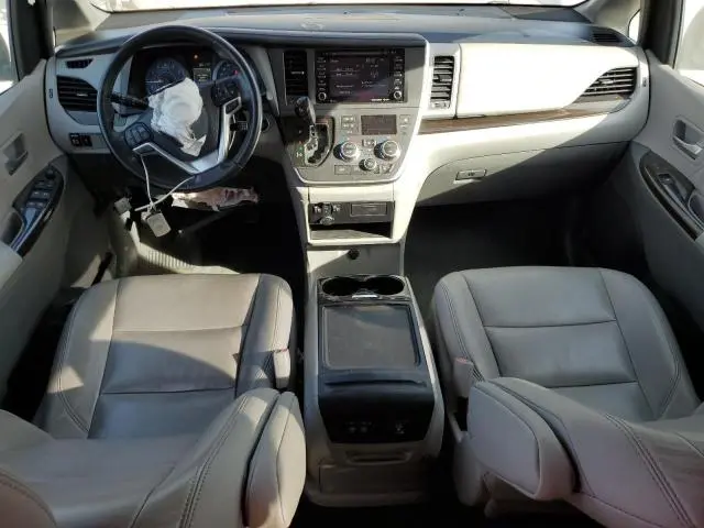 2020 TOYOTA SIENNA XLE  