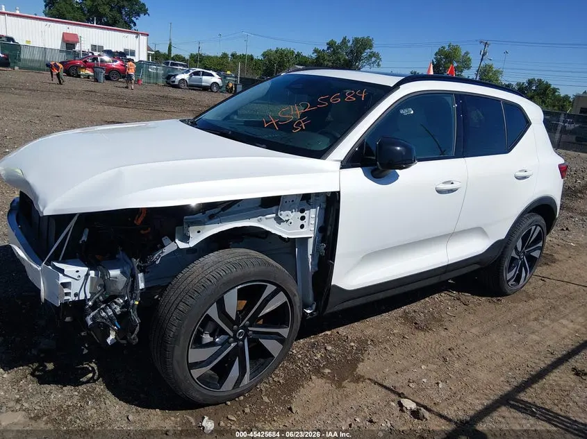 2025 VOLVO XC40 B5 PLUS DARK THEME