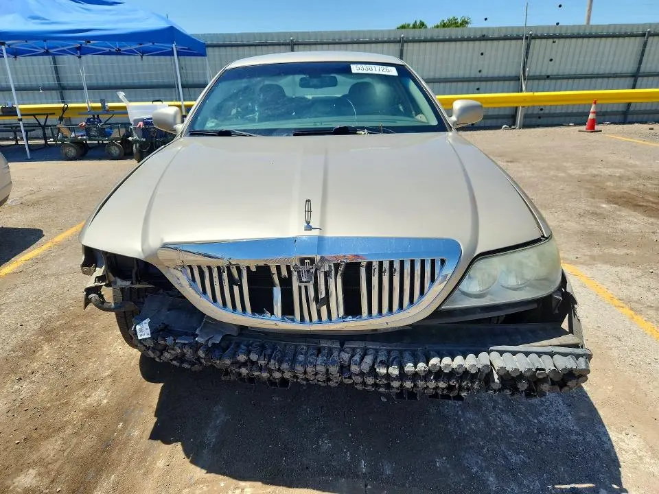 2010 LINCOLN TOWN CAR SIGNATURE LIMITED  