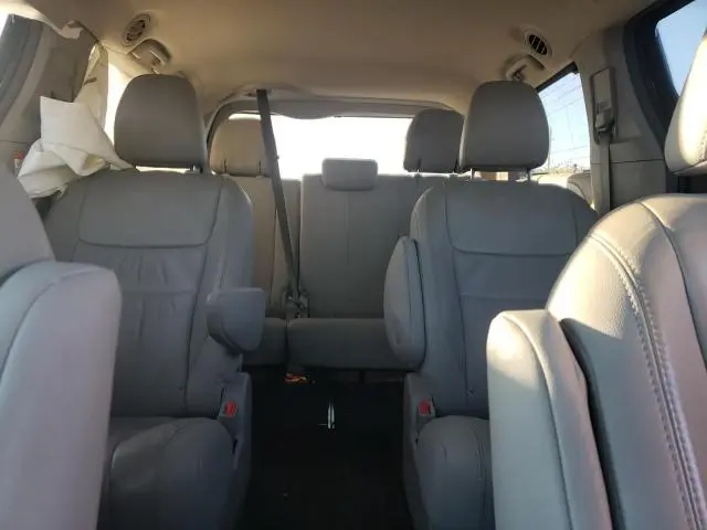 2016 TOYOTA SIENNA XLE  