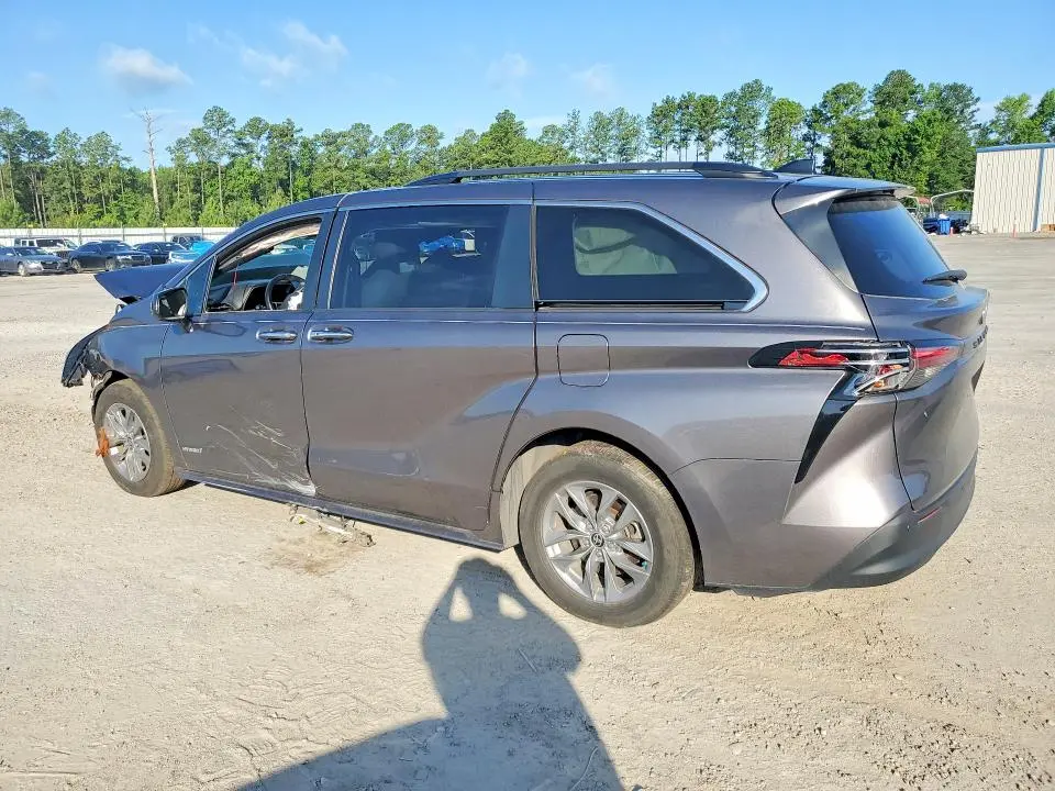 2021 TOYOTA SIENNA XLE  