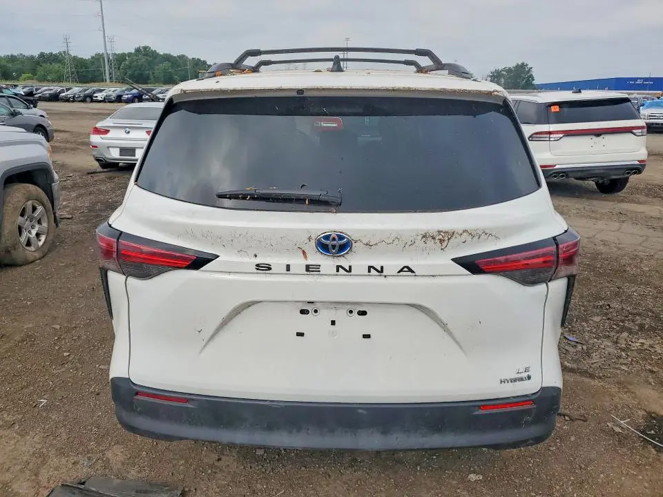 2022 TOYOTA SIENNA LE  