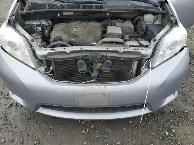 2017 TOYOTA SIENNA LE  