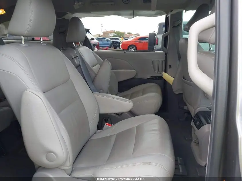 2020 TOYOTA SIENNA XLE PREMIUM