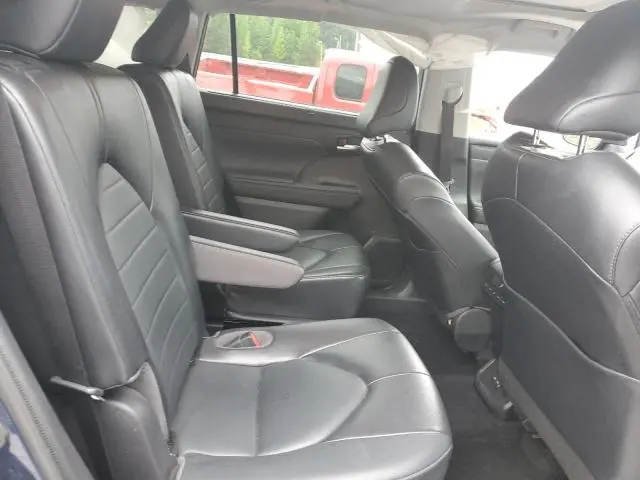 2022 TOYOTA HIGHLANDER XLE  