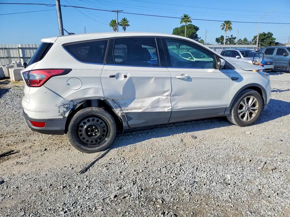 2017 FORD ESCAPE SE  