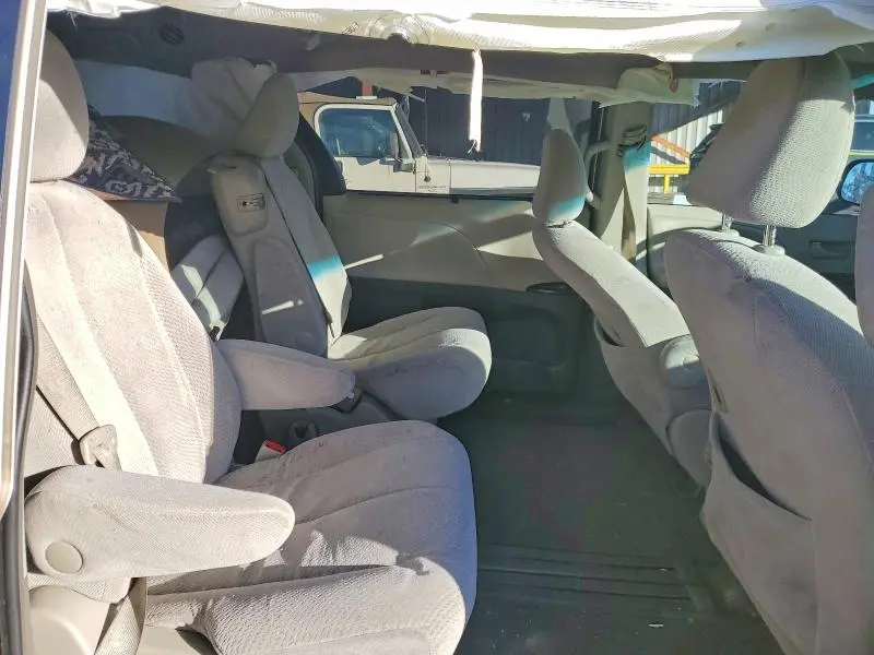 2011 TOYOTA SIENNA LE 8-PASSENGER  