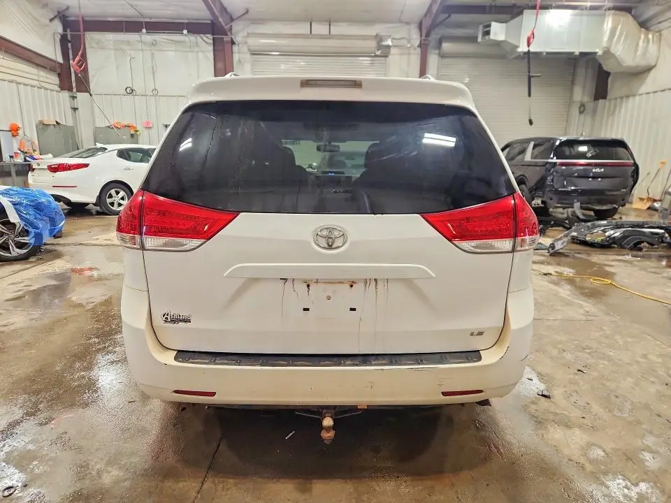 2014 TOYOTA SIENNA LE 8-PASSENGER  