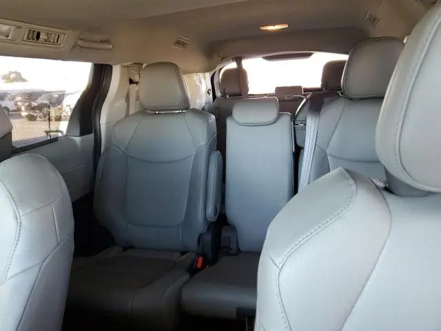 2024 TOYOTA SIENNA XLE  
