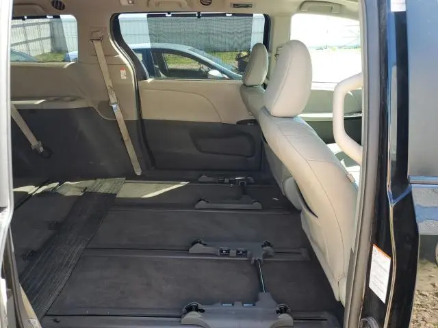2017 TOYOTA SIENNA XLE  