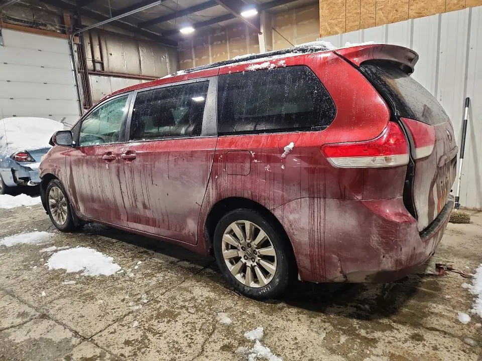 2013 TOYOTA SIENNA XLE  