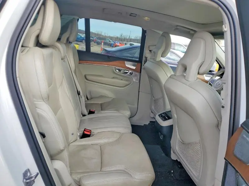 2017 VOLVO XC90 T6  